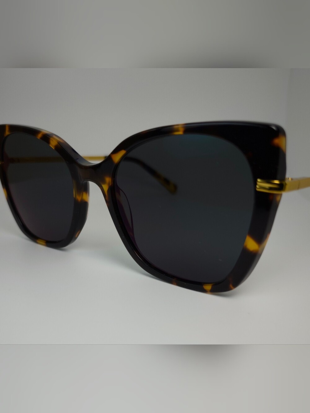 Delancey. Classic Tortoiseshell Cat-Eye. Gold Black Gold Metal.